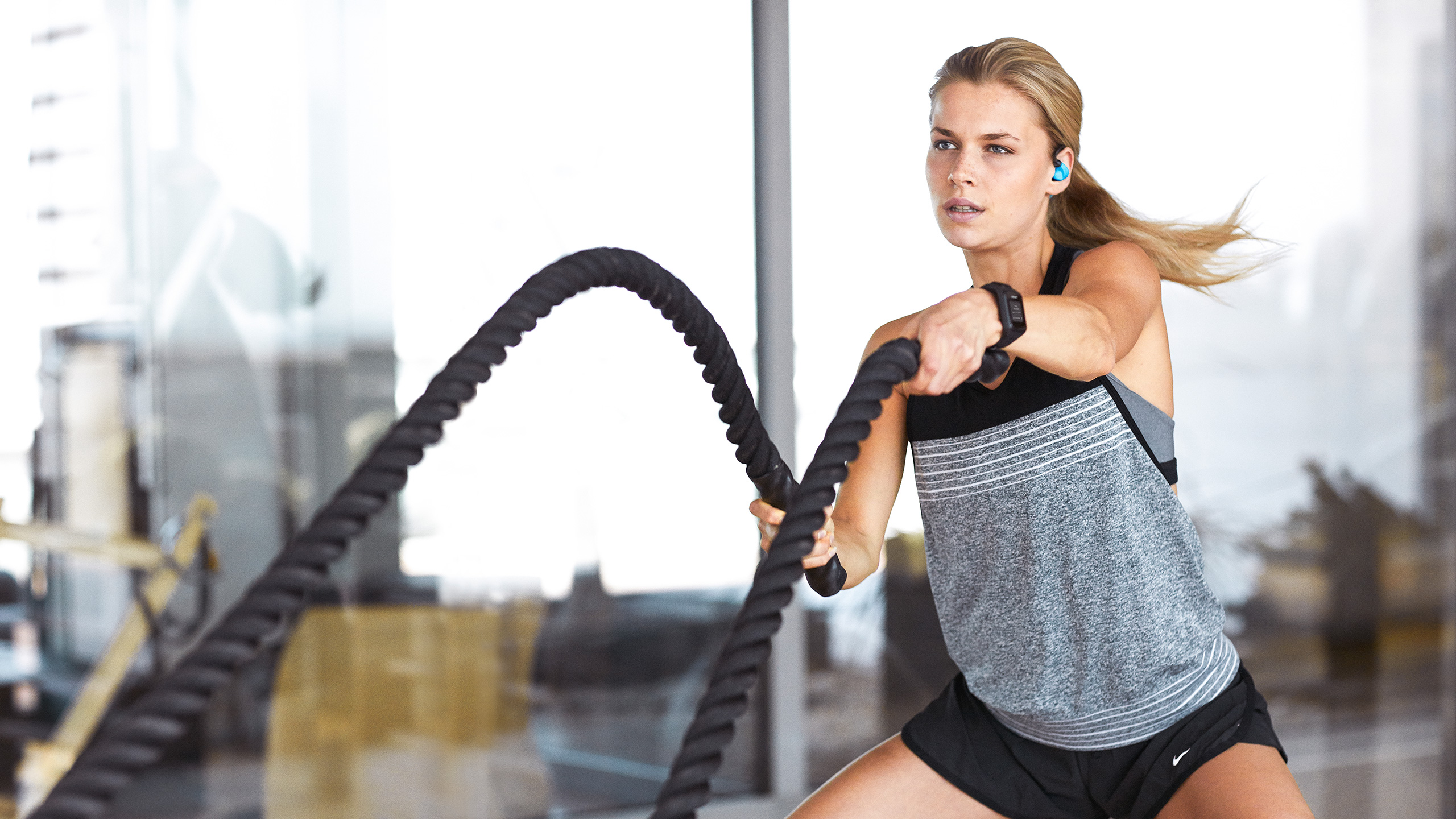 ультимейт фитнес. мужчина с наушниками. пробежка в наушниках. спортивные девушки в зале. девушка и фитнес.