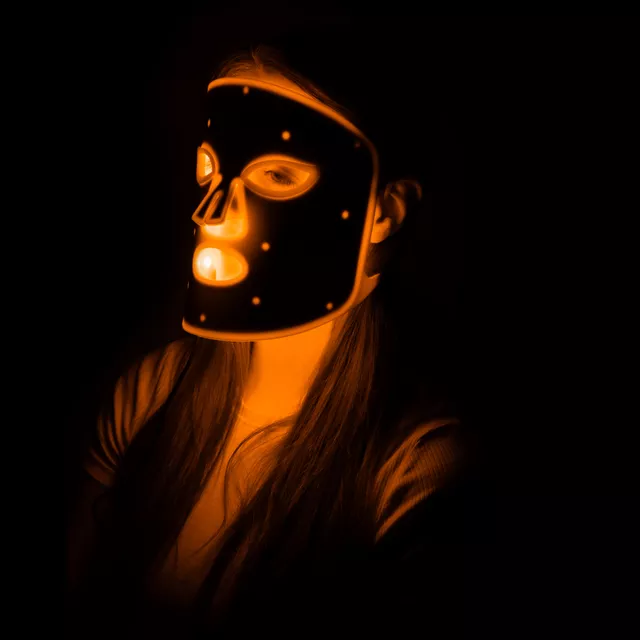 Rechargeable Silicone LED Light Therapy Mask inSPORTline Santorina